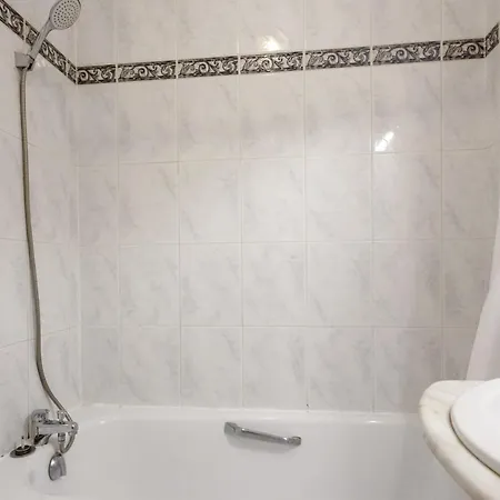 Апартаменты Charming Flat With Terrace And Pool Nearby Station - Welkeys *